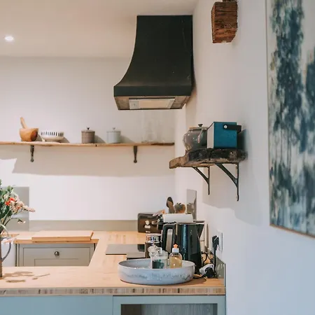 בית נופש 3 Bed - Sleeps 6 - Pool - Parking - Pet Friendly *