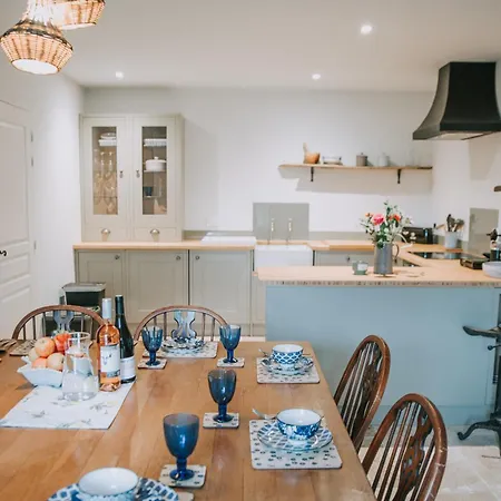 3 Bed - Sleeps 6 - Pool - Parking - Pet Friendly