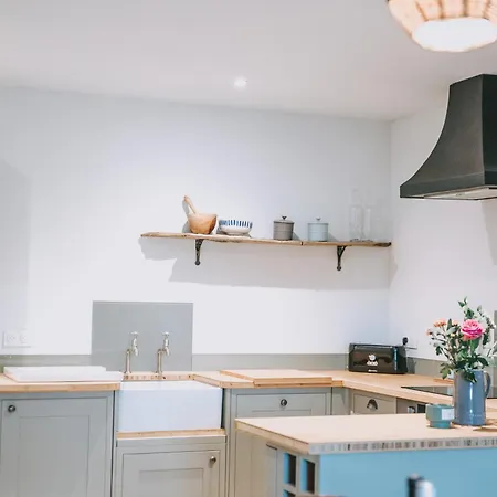 3 Bed - Sleeps 6 - Pool - Parking - Pet Friendly