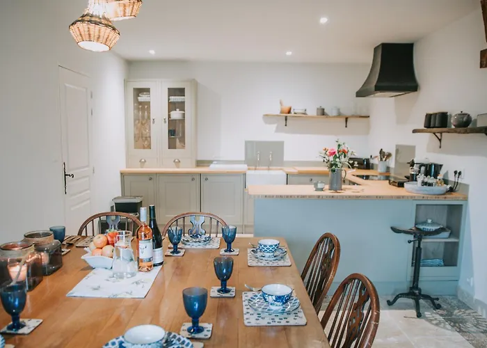 3 Bed - Sleeps 6 - Pool - Parking - Pet Friendly