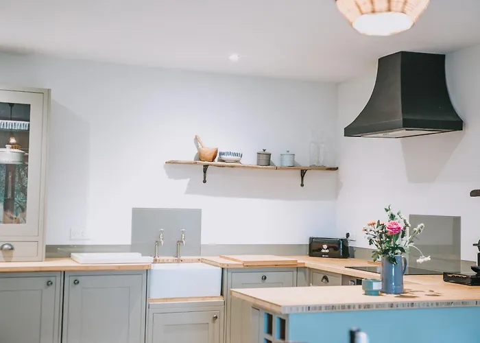 3 Bed - Sleeps 6 - Pool - Parking - Pet Friendly