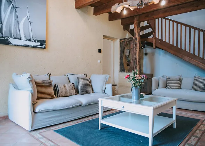 Σπίτι διακοπών 3 Bed - Sleeps 6 - Pool - Parking - Pet Friendly